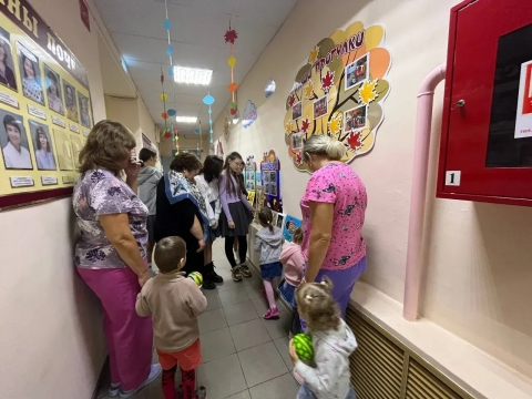 К МАЛЫШАМ С ПОДАРКАМИ