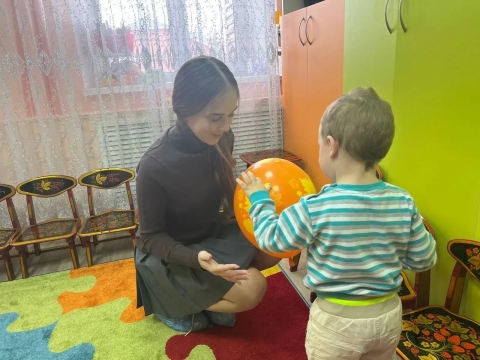 К МАЛЫШАМ С ПОДАРКАМИ