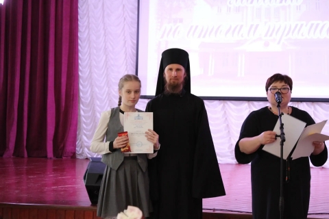 Торжественная линейка по итогам 2 триместра