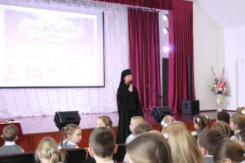 Торжественная линейка по итогам 2 триместра